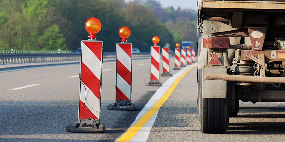 Arbeitsstelle an der Autobahn mit Absperrbaken – Beispiel aus der RSA 21 Online Schulung